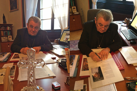 Kardinál Dominik Duka podepisuje limitovanou edici nástěnných kalendářů 2015