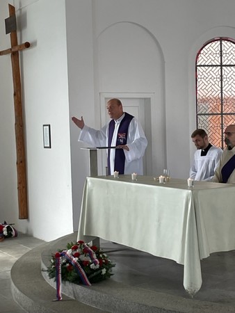 Hlavní kaplan Armády ČR Jaroslav Kníchal připomněl také 80. výročí smrti generála duchovní služby Armády Metoděje Kubáně z Valašska (Dachau)
